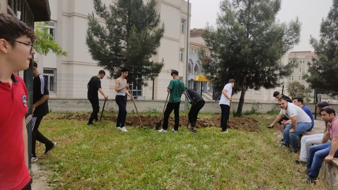 Okulumuz Öğrencilerinden Sosyal Sorumluluk Projesi Kapsamında Ağaç ve Bahçe Bakımı 